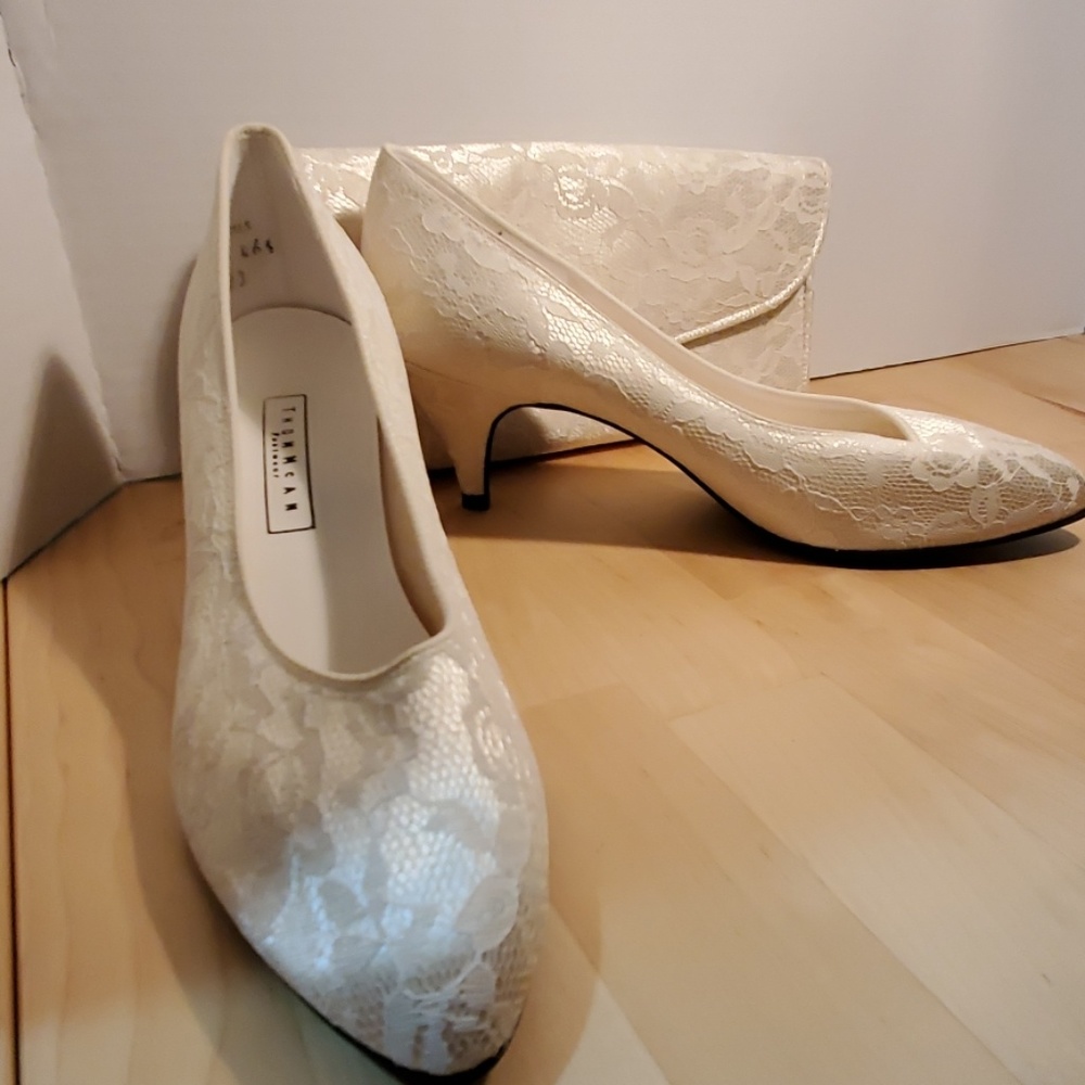 Laced shoes and accompanying purse
